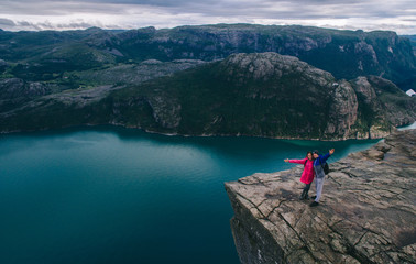 Fototapeta na wymiar couple in love Preikestolen massive cliff (Norway, Lysefjorden s