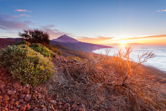 Farbenfroher Sonnenuntergang am Teide in Teneriffa im Gegenlicht &uuml;ber den Wolken - Kanarische Inseln - Spanien- Postkartenmotiv