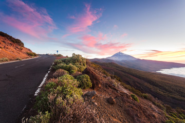 Straße zum Teide auf Teneriffa zum Sonnenuntergang - Kanarische Inseln - Spanien
