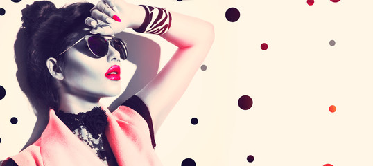 Fototapeta Beauty fashion model girl wearing stylish sunglasses and accessories obraz