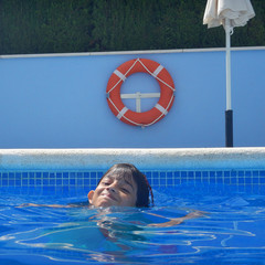 Niña en la piscina