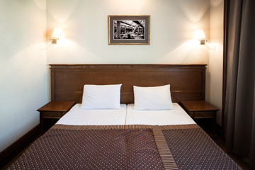 comfortable double bed, double bedroom hotel room, classic cozy bedroom