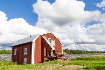 Obraz premium Fisherman's hut along the Tornionjoki river on the border of Sweden and Finland