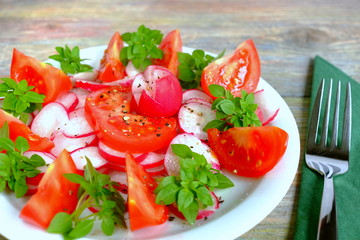 Salat mit Tomaten und Radieschen