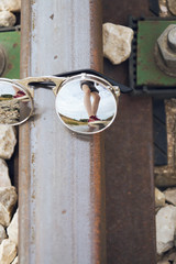 Reflejo de unas piernas humanas en unas gafas de sol