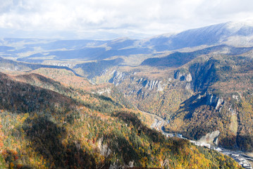 北海道・黒岳から見下ろす秋の層雲峡