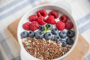 Joghurt mit Beeren 