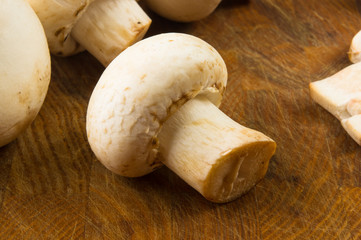 champignons on wooden background