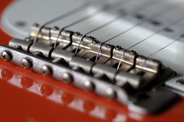 Gitarrensteg, Saiten und Tonabnehmer einer E- Gitarre