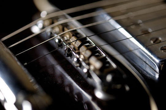 Gitarrensteg, Pickup und Saiter einer E-Gitarre