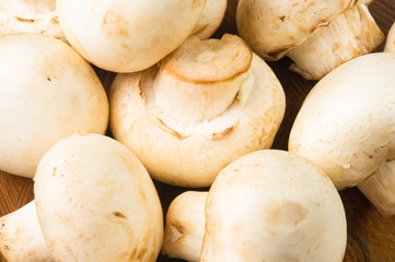 champignons on wooden background