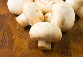 champignons on wooden background