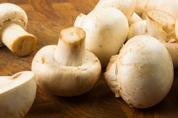 champignons on wooden background