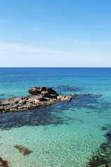 Formentera, Isole Baleari: le rocce e l'acqua trasparente di Calo des Mort il 4 settembre 2010. Calo des Mort è una cala nascosta nella zona più a est della spiaggia di Migjorn