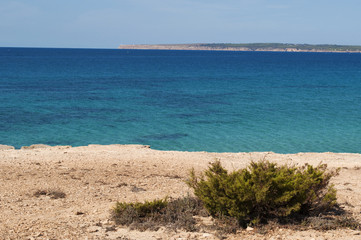 Formentera, Isole Baleari: le rocce e l'acqua trasparente di Calo des Mort il 4 settembre 2010. Calo des Mort è una cala nascosta nella zona più a est della spiaggia di Migjorn