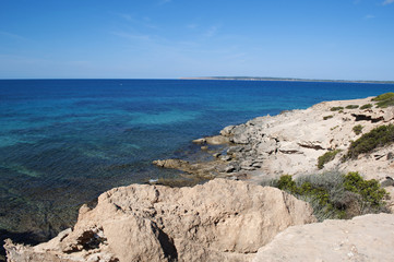 Fototapeta na wymiar Formentera, Isole Baleari: le rocce e l'acqua trasparente di Calo des Mort il 4 settembre 2010. Calo des Mort è una cala nascosta nella zona più a est della spiaggia di Migjorn