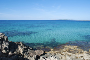 Formentera, Isole Baleari: le rocce e l'acqua trasparente di Calo des Mort il 4 settembre 2010. Calo des Mort è una cala nascosta nella zona più a est della spiaggia di Migjorn