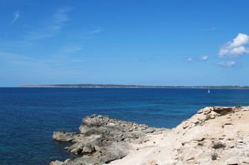 Fototapeta na wymiar Formentera, Isole Baleari: le rocce e l'acqua trasparente di Calo des Mort il 4 settembre 2010. Calo des Mort è una cala nascosta nella zona più a est della spiaggia di Migjorn