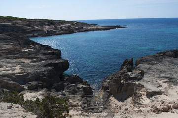 Fototapeta na wymiar Formentera, Isole Baleari: la passerella di legno per tirare su le barche a Calo des Mort il 4 settembre 2010. Calo des Mort è una cala nascosta nella zona più a est della spiaggia di Migjorn
