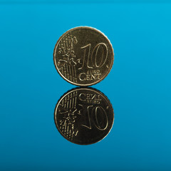 10 Cent Euro Münze auf blau, Makro Nahaufnahme mit Spiegelung