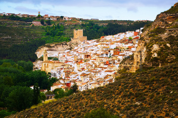 Fototapeta na wymiar view of Alcala del Jucar with castle