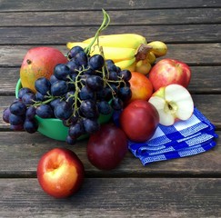 Frisches Obst mit Äpfeln und Weintrauben