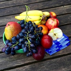 Frisches Obst mit Äpfeln und Weintrauben
