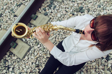 Joven artista tocando el saxofón