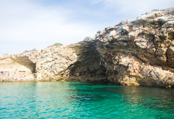 Fototapeta na wymiar Agua cristalina en Ibiza