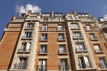 Immeuble en briques à Paris
