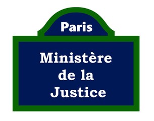 Ministère de la justice sur une plaque de rue à Paris