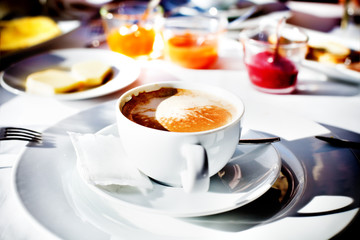 Delicioso desayuno en un restaurante del hotel.