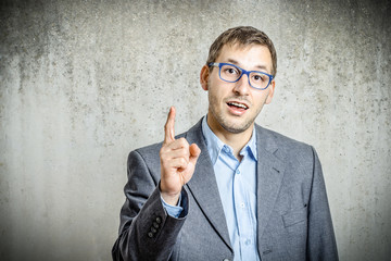 Geschäftsmann mit erhobenem Zeigefinger