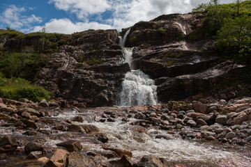 Wasserfälle des Coe-Rivers in Glen Coe, Highlands, Schottland