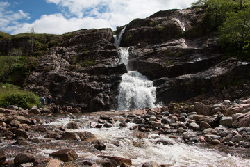 Wasserfälle des Coe-Rivers in Glen Coe, Highlands, Schottland