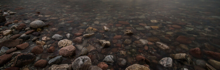 Steine in flachem Wasser, Hintergrundgrafik Breitbild