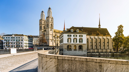 Fototapeta na wymiar Zürich, Münsterbrücke und Grossmünster, Schweiz