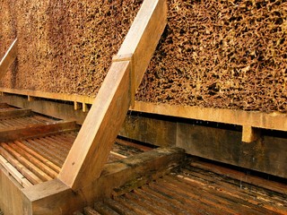 Restaurierte Holzkonstruktiion eines alten Erlebnisgradierwerk im Sommer am Kurpark von Bad...