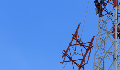 Technicians was dismantled tower the phone is due to complaints about the health of the people.