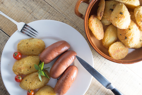 Fried sausages and breaded potatoes