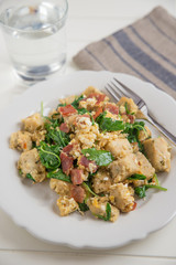 Knödel mit Ei auf Salat 