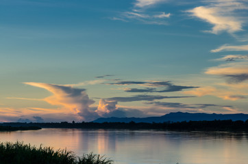 Obraz na płótnie Canvas Sunset over the river