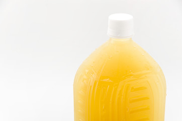 凍ったお茶のペットボトル