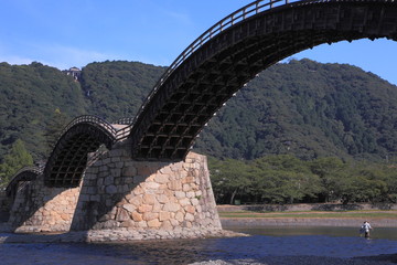 アーチ橋と漁師