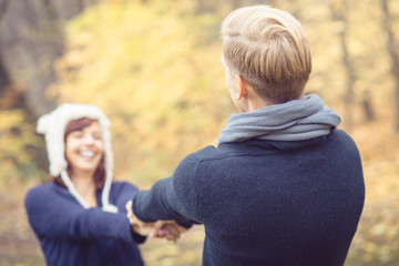 Fototapeta premium Junges Paar im Herbst
