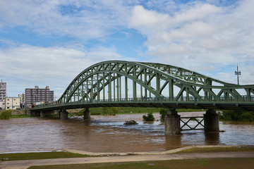 旭橋と増水した石狩川
