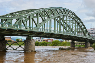旭橋と増水した石狩川
