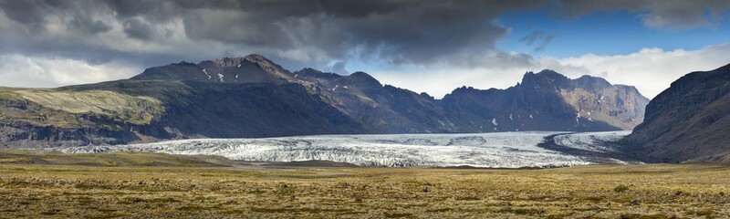 Fototapeta na wymiar panoramic view to mountain valley with glacier in Iceland