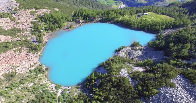 Aerial 4k - Valmalenco (IT) - Valtellina - Lagazzuolo - 1992 slm - Rifugio Alpini 