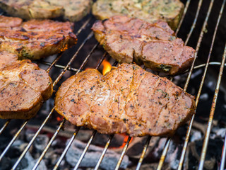 Schweinesteaks auf dem Grill